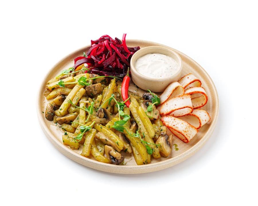 Картофель жареный с грибами, копченым курдюком и квашеной капустой