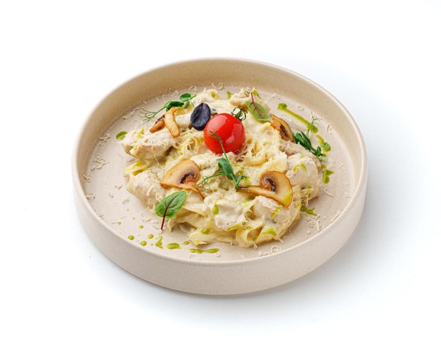 Феттучини с курицей в сливочном соусе и грибами