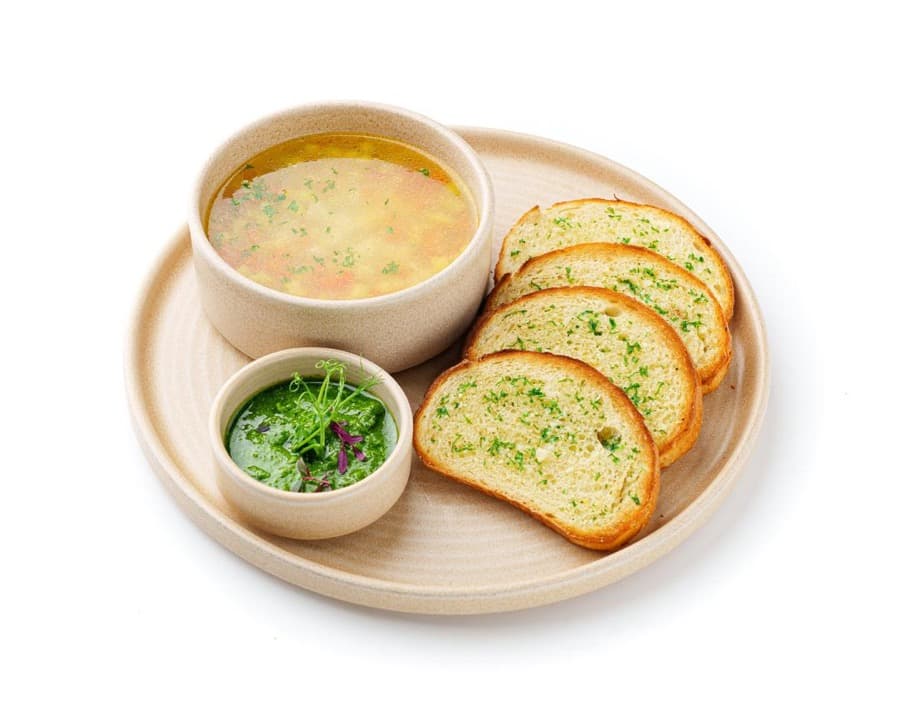 Минестроне с курицей и соусом песто