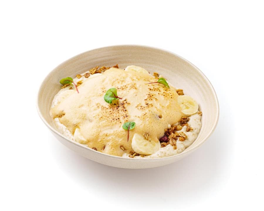Овсяная каша с хрустящими мюсли, бананом и муссом